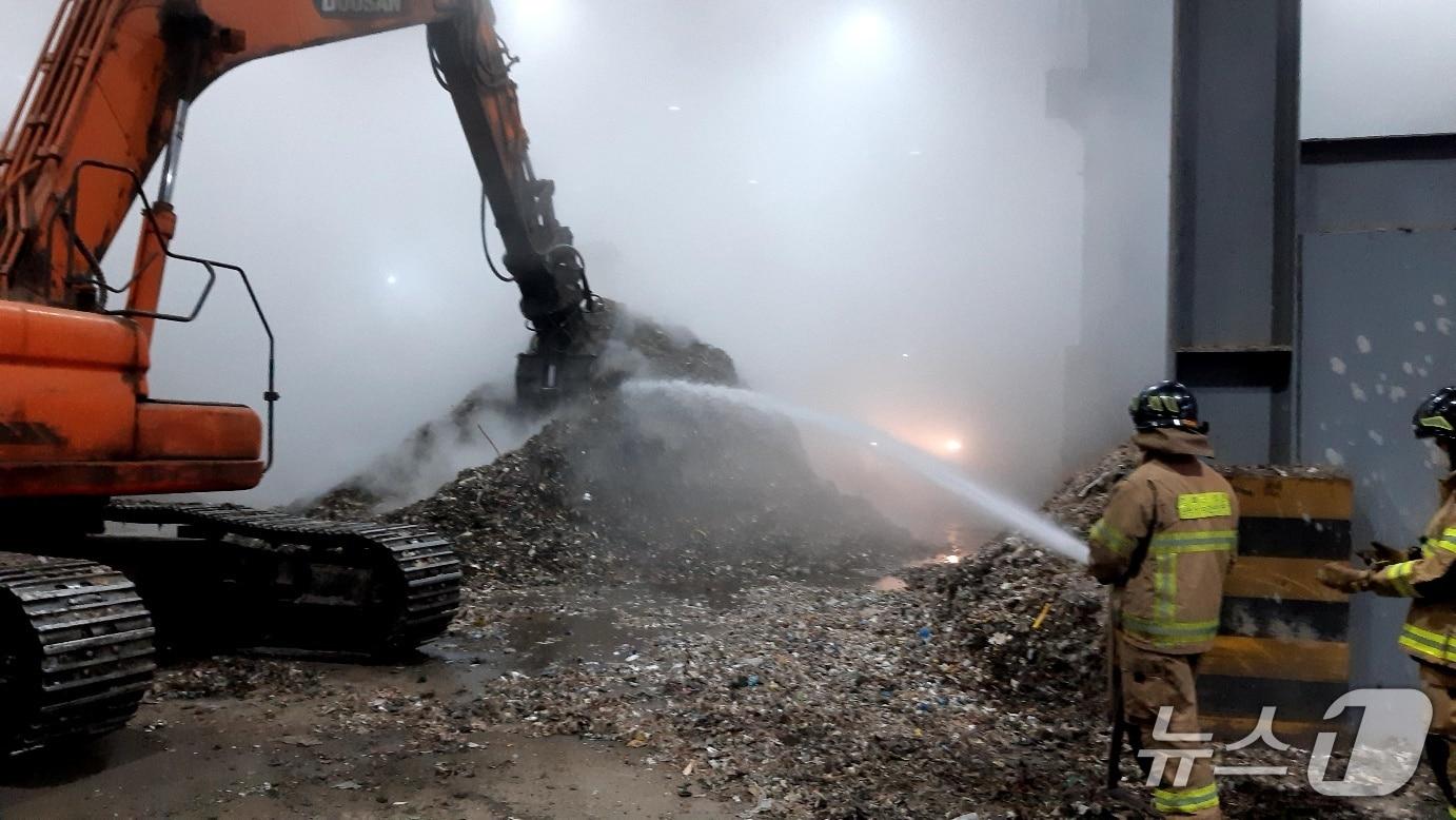 본문 이미지 - 17일 오전 4시47분쯤 경북 영천시 도남동에 있는 한 자원순환시설에서 불이 나 소방 당국이 장비를 투입해 3시간여 만에 진화했다. (경북소방본부 제공. 재판매 및 DB금지)
