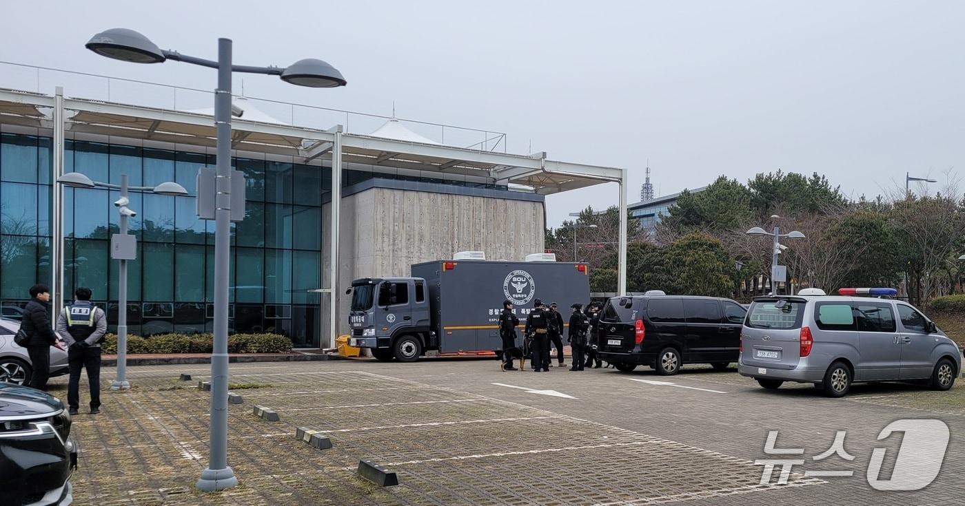 본문 이미지 - 카카오 본사에 출동한 경찰과 소방대원(제주소방안전본부 제공. 재판매 및 DB금지)/뉴스1