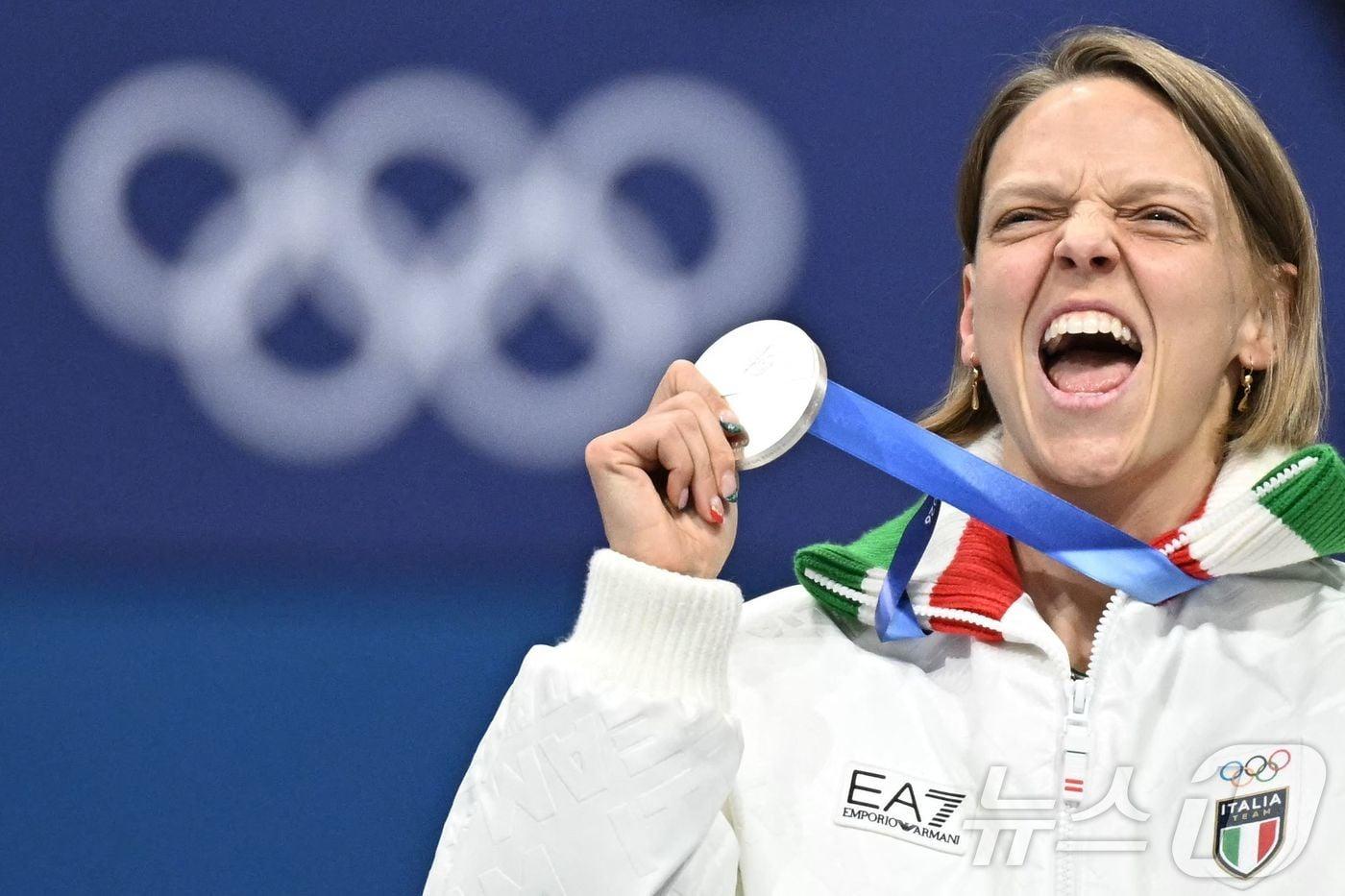 본문 이미지 - 쇼트트랙 여자 500m에서 은메달을 따낸 이탈리아 아리아나 폰타나가 12일(현지시간) 이탈리아 밀라노 아이스 스케이팅 아레나에서 열린 2026 밀라노·코르티나담페초 동계올림픽 쇼트트랙 여자 500m 시상식에서 기뻐하고 있다. 2026.2.13 ⓒ 뉴스1 김성진 기자 ⓒ AFP=뉴스1