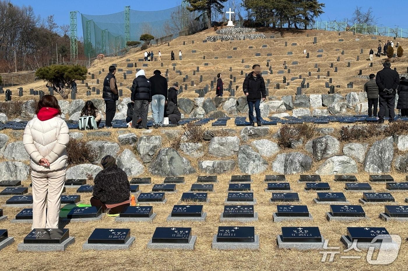 본문 이미지 -  충주 단월동 천주교성요셉공원묘지 성묘 풍경.(재판매 및 DB금지)/뉴스1 @ 윤원진 기자