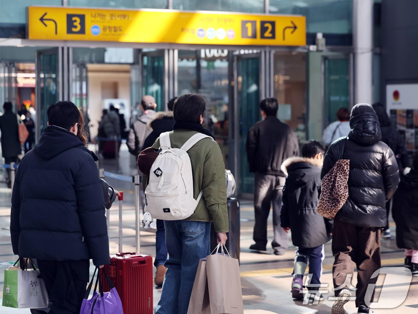본문 이미지 - 설날 당일인 17일 서울역에서 귀경객들이 열차에 내려 이동하고 있다. 2026.2.17 ⓒ 뉴스1 황기선 기자