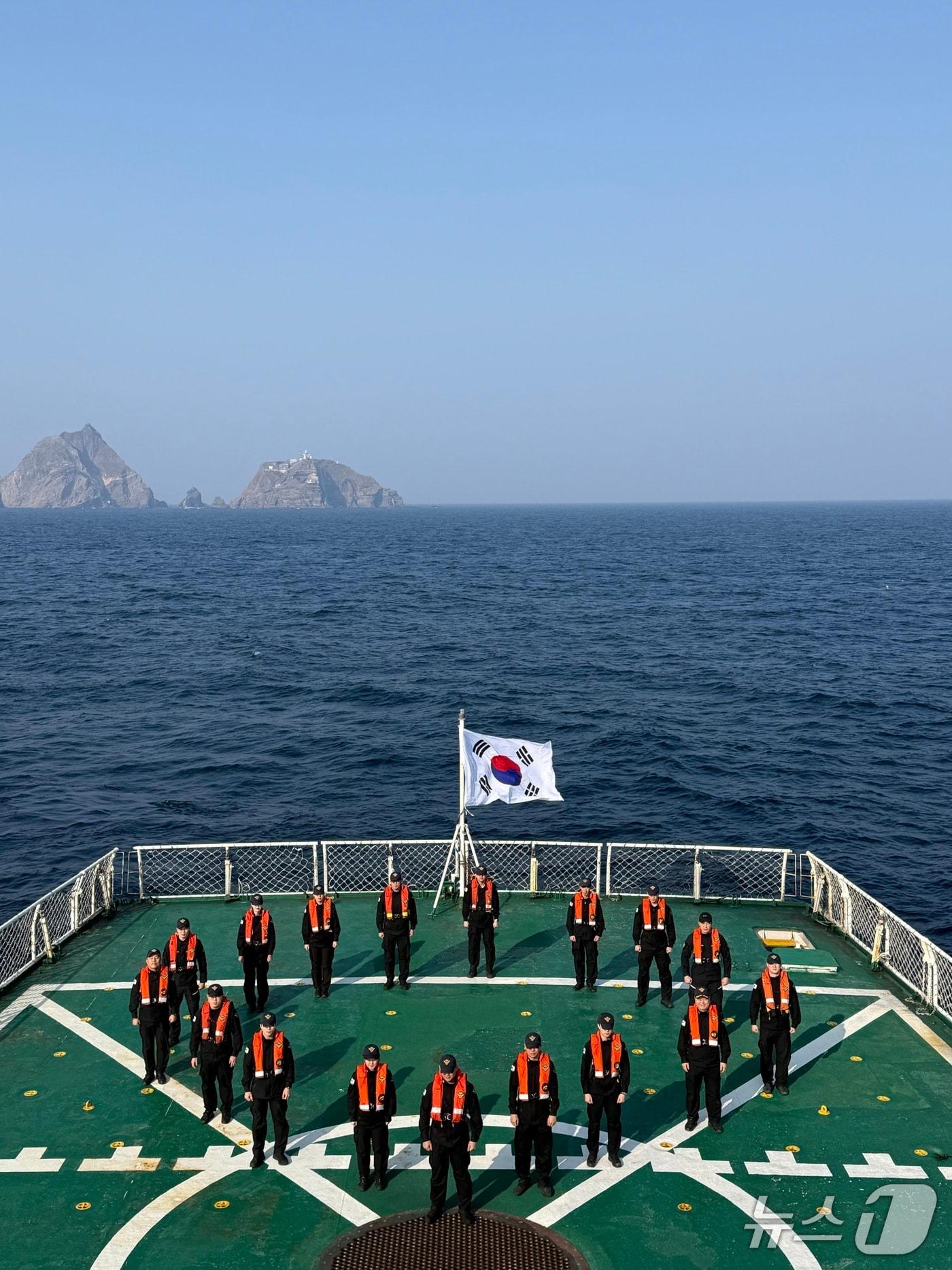 본문 이미지 - 동해해경 5001함 직원들이 설 명절 연휴 독도 인근 해상에서 경비임무를 수행 중 함상에서 새해 결의를 다지고 있다.(동해해경 제공, 재판매 및 DB 금지) 2026.2.17/뉴스1