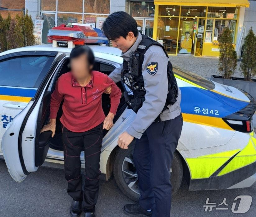 본문 이미지 - 거동이 불편한 노인을 구호하는 경찰(대전경찰청 제공) /뉴스1