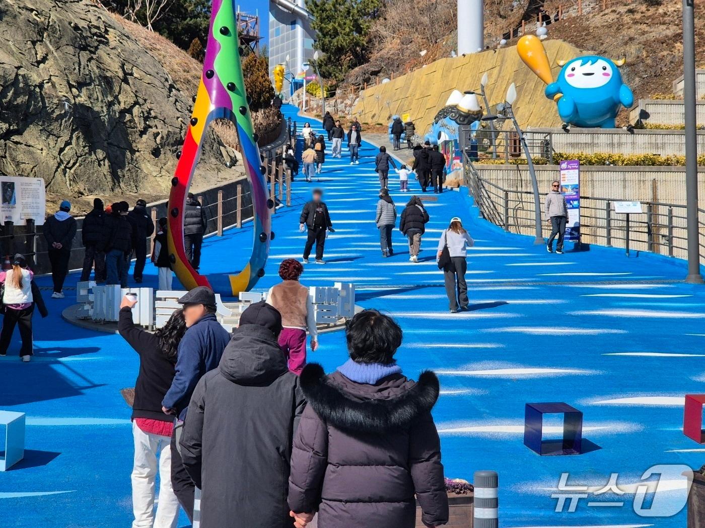 본문 이미지 - 설 명절 당일인 17일 강원 동해시 대표 관광지인 도째비골스카이밸리 입구가 나들이객으로 가득하다. 2026.2.17/뉴스1