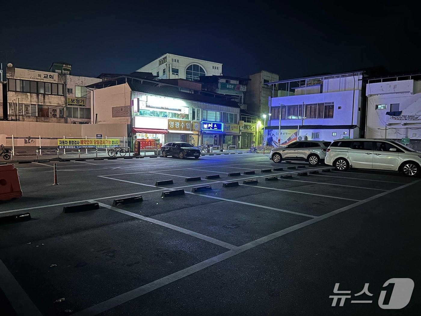 본문 이미지 -  지난 16일 오후 8시 충주천 1공영주차장 모습.(재판매 및 DB금지)/뉴스1 @ 윤원진 기자