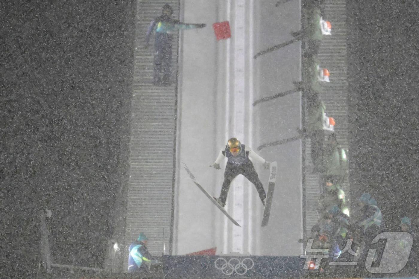 본문 이미지 - 폭설로 중단된 2026 밀라노·코르티나담페초 동계올림픽 스키점프 남자 슈퍼팀 3라운드.  ⓒ AFP=뉴스1