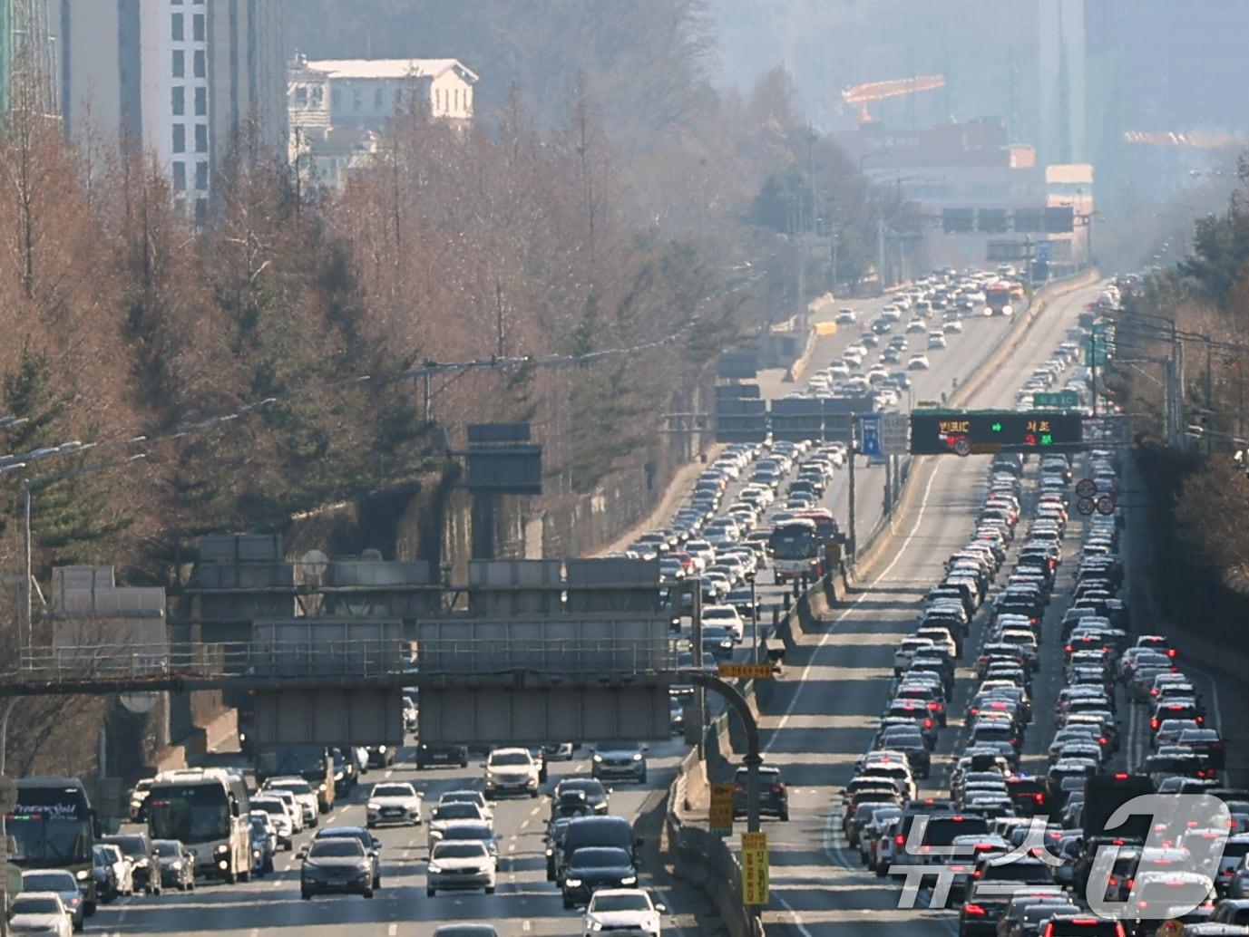 본문 이미지 - 설날 당일인 17일 오후 서울 서초구 잠원IC 인근 경부고속도로 상행선(왼쪽)·하행선 방향 차량들이 서행하고 있다. 한국도로공사에 따르면 이날 전국에서 자동차 615만대가 고속도로를 이용할 것으로 보고 있다. 수도권에서 지방으로 향하는 차량은 44만대, 지방에서 수도권으로 향하는 차량은 47만대로 예상했다. 2026.2.17 ⓒ 뉴스1 황기선 기자