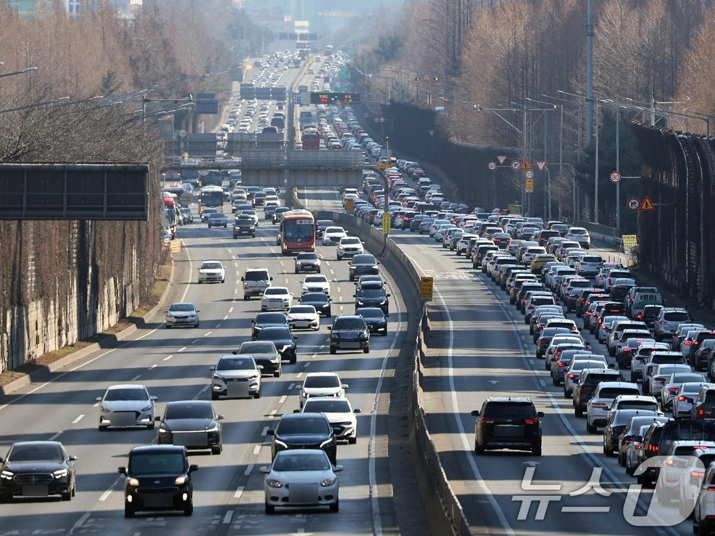 본문 이미지 - 설날 당일인 17일 오후 서울 서초구 잠원IC 인근 경부고속도로 상행선(왼쪽)·하행선 방향 차량들이 서행하고 있다. 한국도로공사에 따르면 이날 전국에서 자동차 615만대가 고속도로를 이용할 것으로 보고 있다. 수도권에서 지방으로 향하는 차량은 44만대, 지방에서 수도권으로 향하는 차량은 47만대로 예상했다. 2026.2.17 ⓒ 뉴스1 황기선 기자