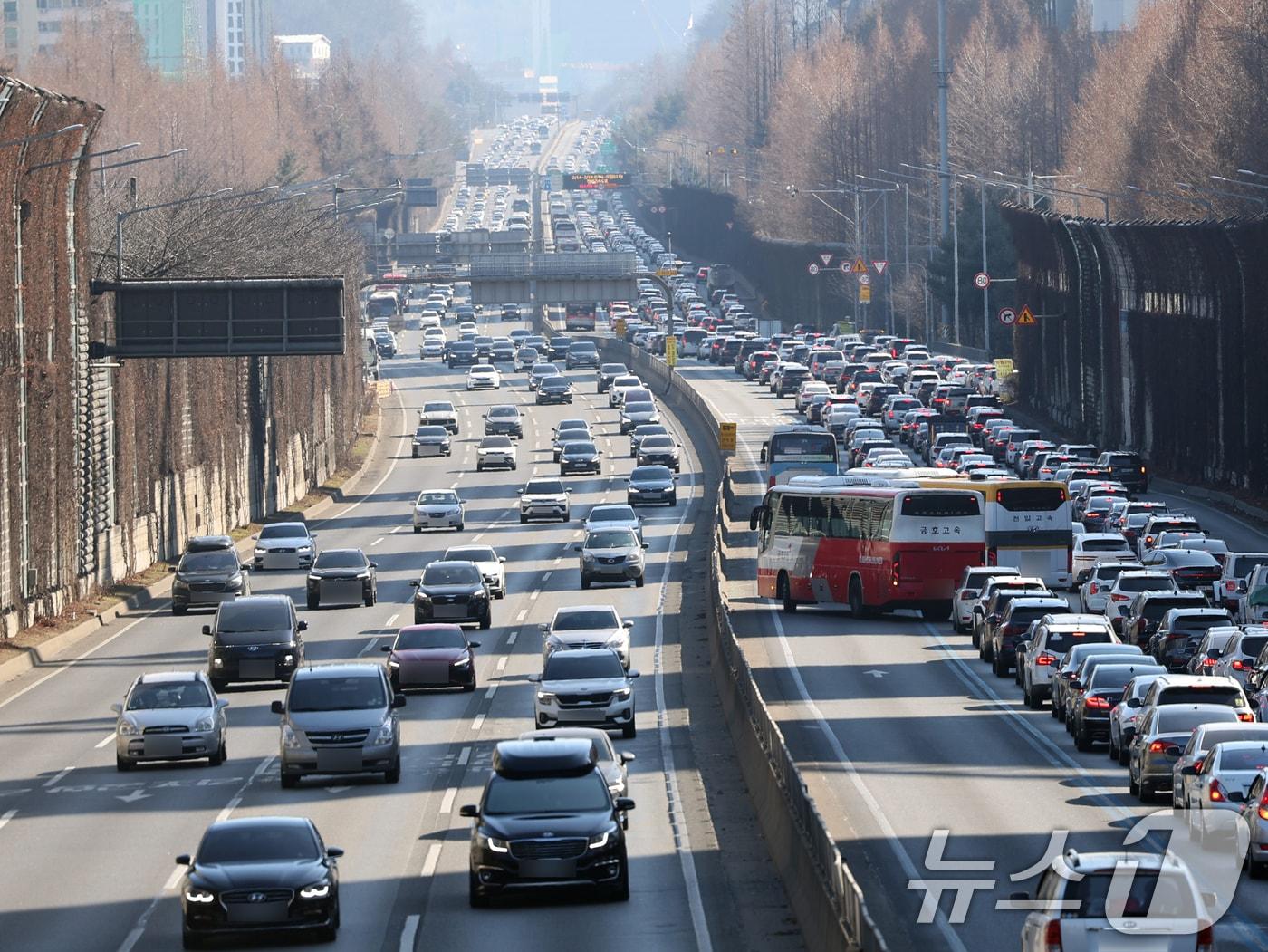 본문 이미지 - 설날 당일인 17일 오후 서울 서초구 잠원IC 인근 경부고속도로 상행선(왼쪽)·하행선 방향 차량들이 서행하고 있다.  2026.2.17 ⓒ 뉴스1 황기선 기자
