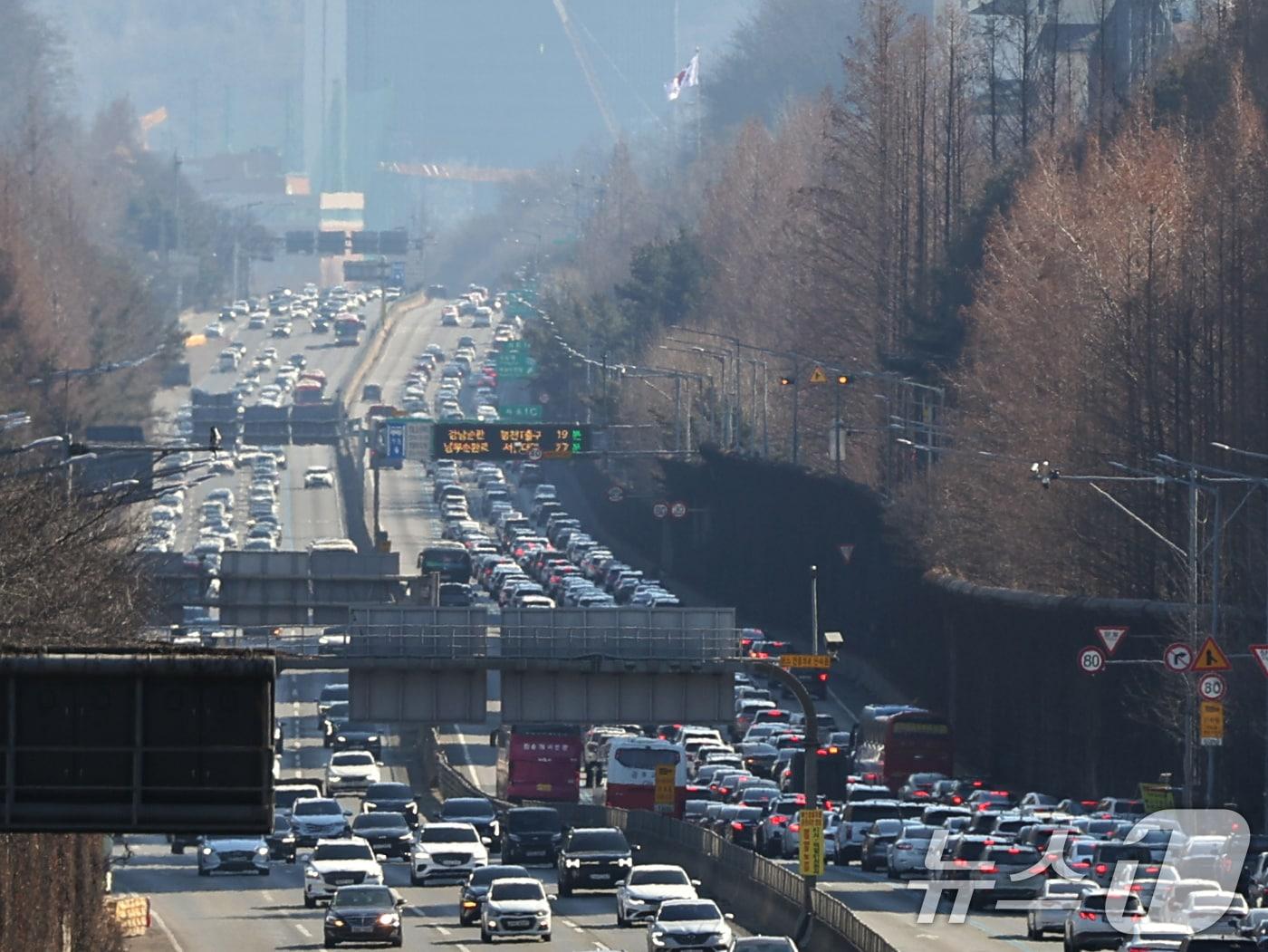 본문 이미지 - 설날 당일인 17일 오후 서울 서초구 잠원IC 인근 경부고속도로 상행선(왼쪽)·하행선 방향 차량들이 서행하고 있다. 한국도로공사에 따르면 이날 전국에서 자동차 615만대가 고속도로를 이용할 것으로 보고 있다. 수도권에서 지방으로 향하는 차량은 44만대, 지방에서 수도권으로 향하는 차량은 47만대로 예상했다. 2026.2.17 ⓒ 뉴스1 황기선 기자
