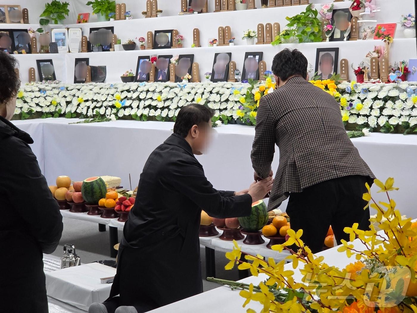 본문 이미지 - 17일 오전 전남 무안국제공항에서 12.29 제주항공 여객기 참사 희생자들을 기리는 합동 차례가 진행되고 있다. (유가족 협의회 제공. 재판매 및 DB금지) 2026.2.17 ⓒ 뉴스1 전원 기자