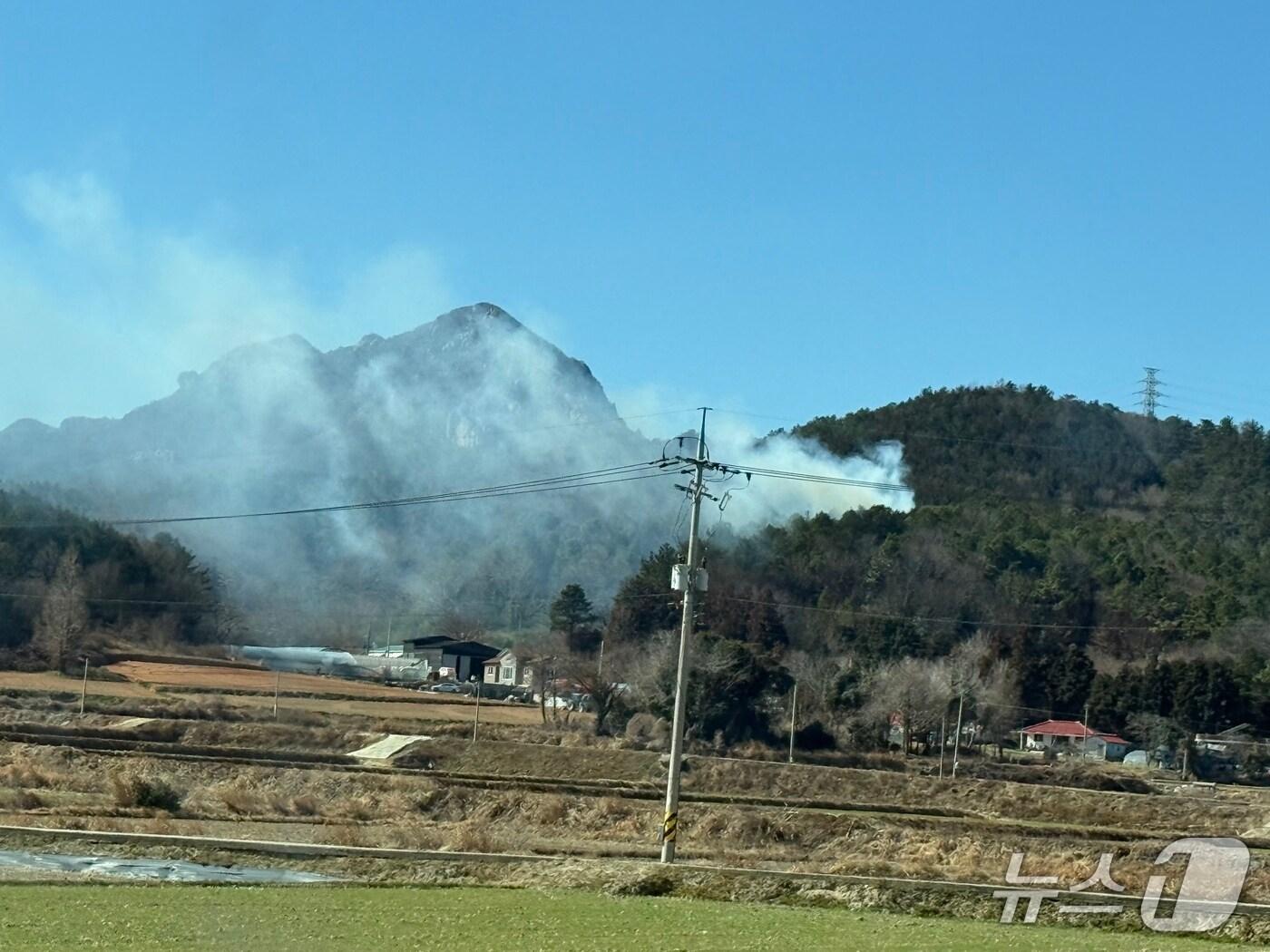 본문 이미지 - 해남 북평면 한 야산에서 발생한 화재 모습.(전남소방본부 제공. 재판매 및 DB금지) 2026.2.17/뉴스1