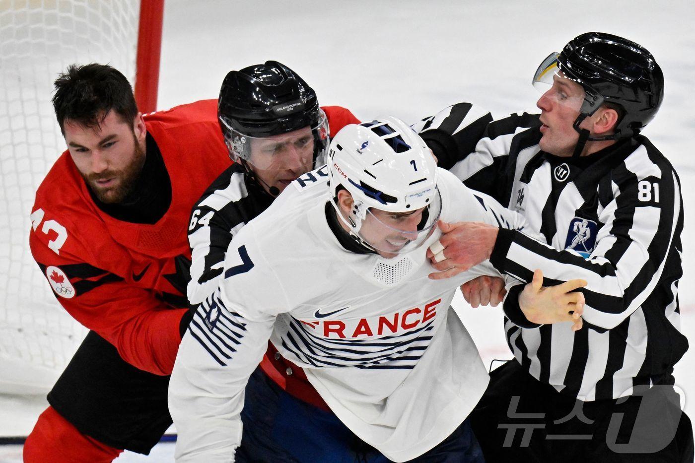 본문 이미지 - 16일 이탈리아 밀라노 산타줄리아 경기장서 치러진 2026 밀라노-코르티나 동계올림픽 아이스하키 남자 예선에서 캐나다 팀의 톰 윌슨에게 주먹을 맞은 프랑스의 피에르 크리뇽이 격분하고 있다. ⓒ AFP=뉴스1