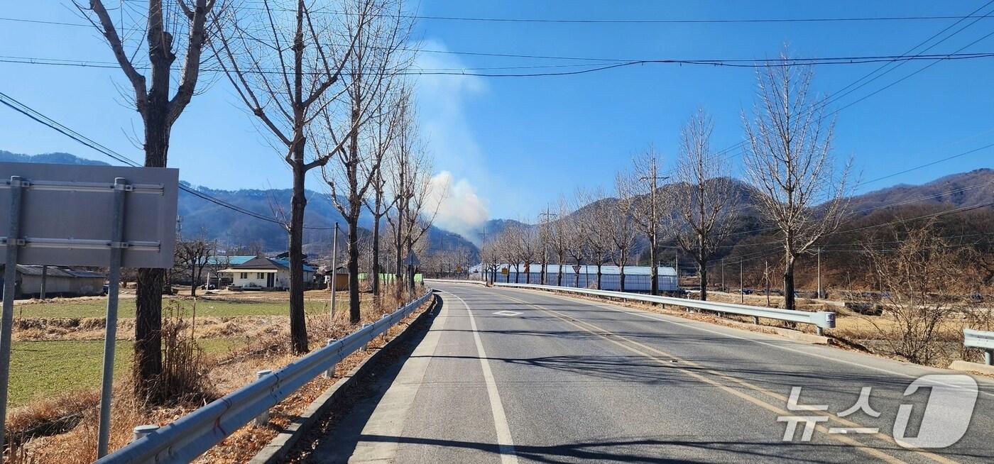 본문 이미지 - 17일 오후 1시43분쯤 경북 문경시의 한 야산에서 발생한 산불이 50여분 만에 진화됐다.(산림청 제공. 재판매 및 DB금지)
