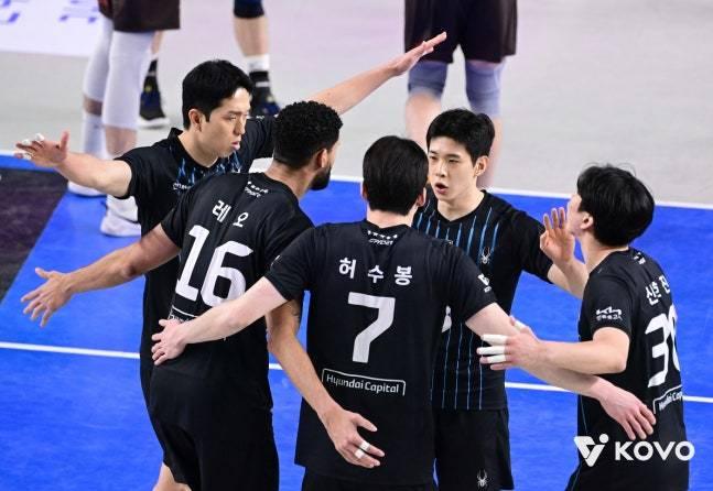 본문 이미지 - 3연승을 이어간 남자 프로배구 현대캐피탈. (KOVO 제공)