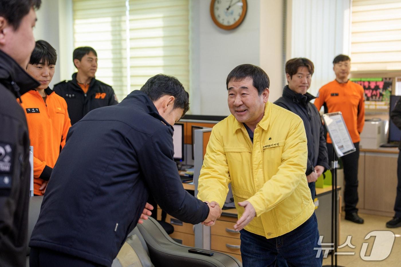 본문 이미지 - 이재영 증평군수가 17일 증평소방서를 찾아 비상 근무 중인 소방관들을 격려하고 있다.(진천군 제공, 재판매 및 DB금지)/뉴스1