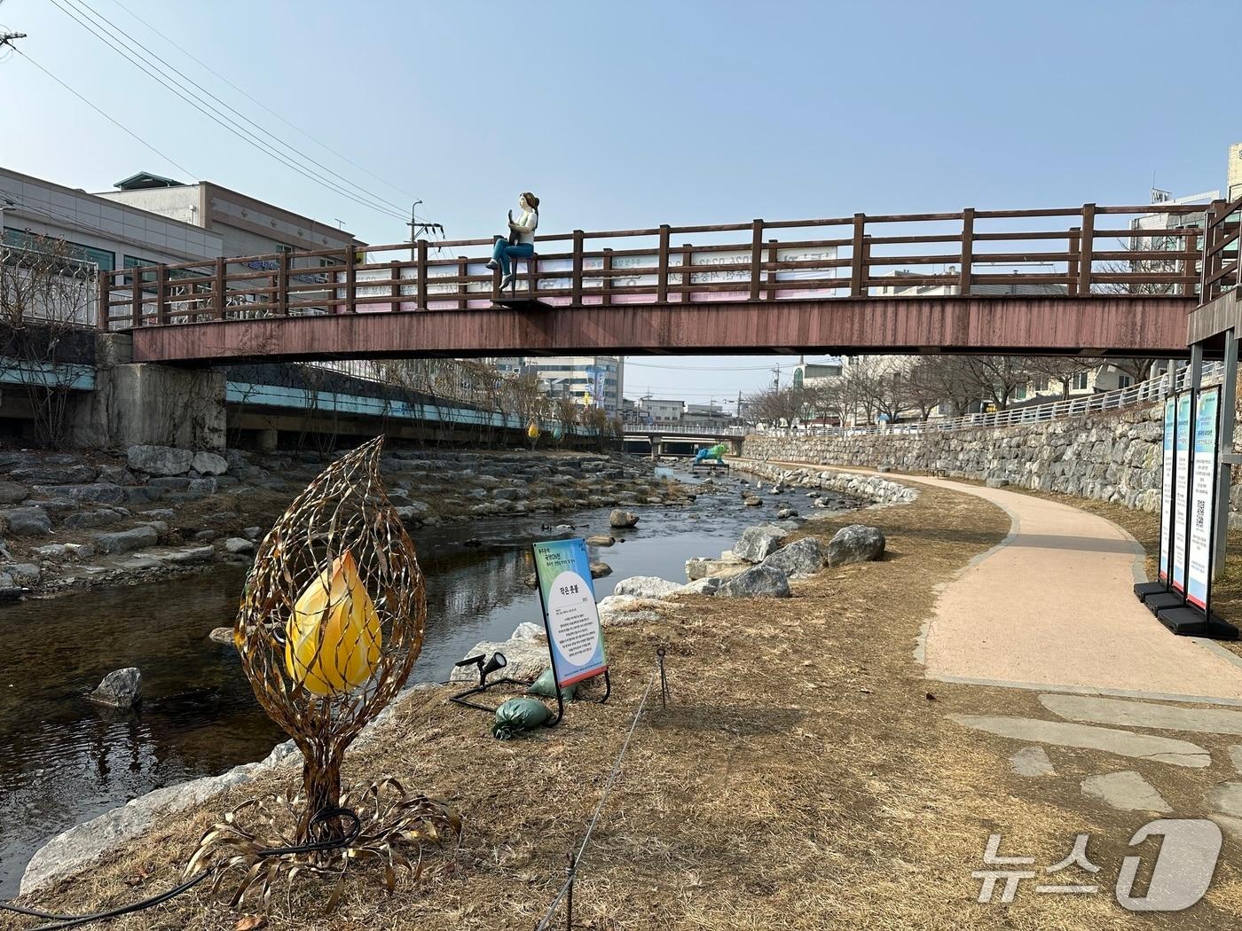 본문 이미지 -  충주천 조형물.(재판매 및 DB금지)/뉴스1 @ 윤원진 기자