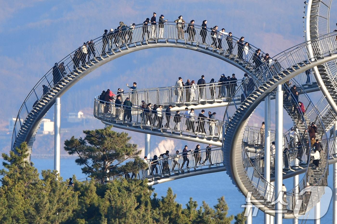 본문 이미지 - 설 명절 연휴인 17일 경북 포항시 북구 환여동 스페이스워크에서 관광객들이 휴일을 즐기고 있다. 2026.2.17 ⓒ 뉴스1 최창호 기자