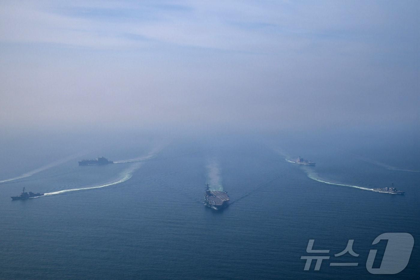 본문 이미지 - 미국 해군이 공개한 아라비아해의 에이브러햄 링컨 항모전단 훈련 모습. 2026.02.06 ⓒ 로이터=뉴스1