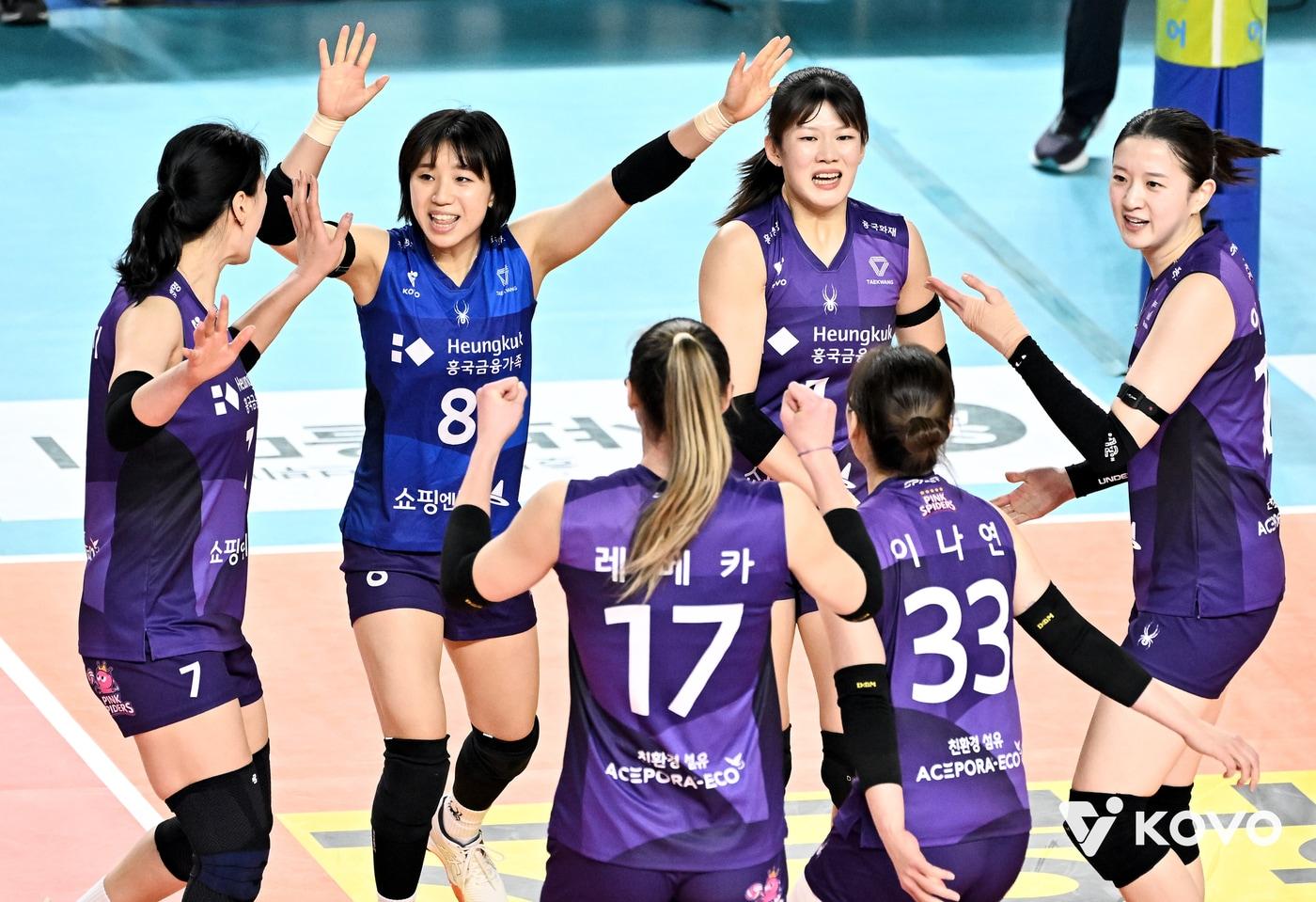 본문 이미지 - 흥국생명이 17일 김천실내체육관에서 열린 도로공사와 원정 경기에서 득점 후 기뻐하고 있다. (KOVO 제공)