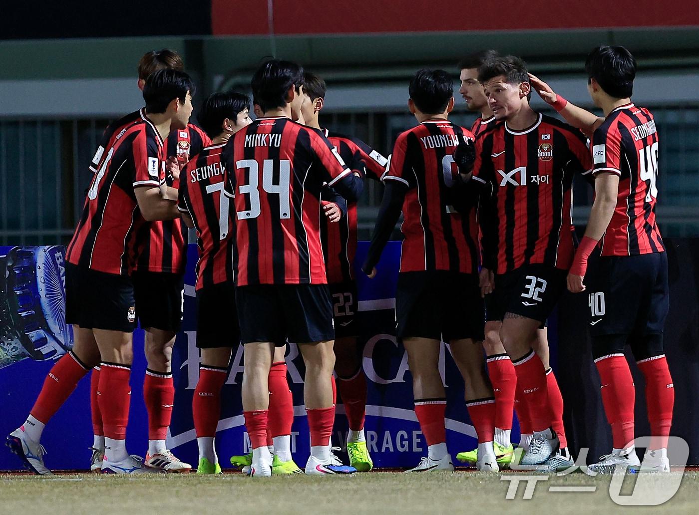 본문 이미지 - 17일 오후 서울시 양천구 목동종합운동장에서 열린 AFC 챔피언스리그 엘리트(ACLE) 2025/26 리그 스테이지 8차전 FC서울과 산프레체 히로시마의 경기에서 전반 서울 파트리크 클리말라가 PK를 성공한 뒤 동료들과 기쁨을 나누고 있다. 2026.2.17 ⓒ 뉴스1 박정호 기자