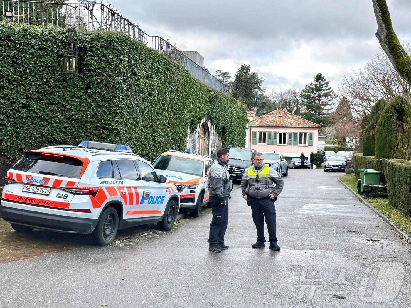 본문 이미지 - 17일(현지시간) 미국과 이란의 핵 협상이 열리는 스위스 제네바주 콜로니의 유엔 주재 오만 대사관저 근처에서 경찰이 경계 근무를 서고 있다. 2026.02.17 ⓒ 로이터=뉴스1
