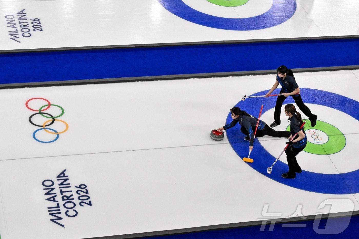 본문 이미지 - 밀라노 동계 올림픽 여자 컬링에서 스위스와 경기 중인 한국 대표팀.  ⓒ AFP=뉴스1
