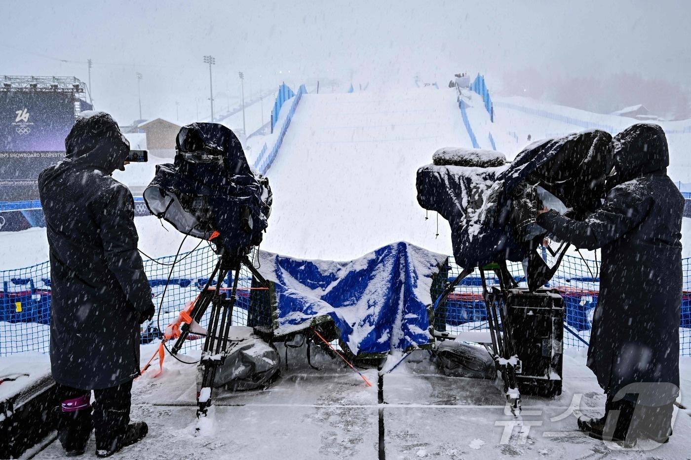 본문 이미지 - 17일(현지시간) 이탈리아 리비뇨 스노 파크에 폭설이 내려 눈이 쌓인 모습. ⓒ AFP=뉴스1