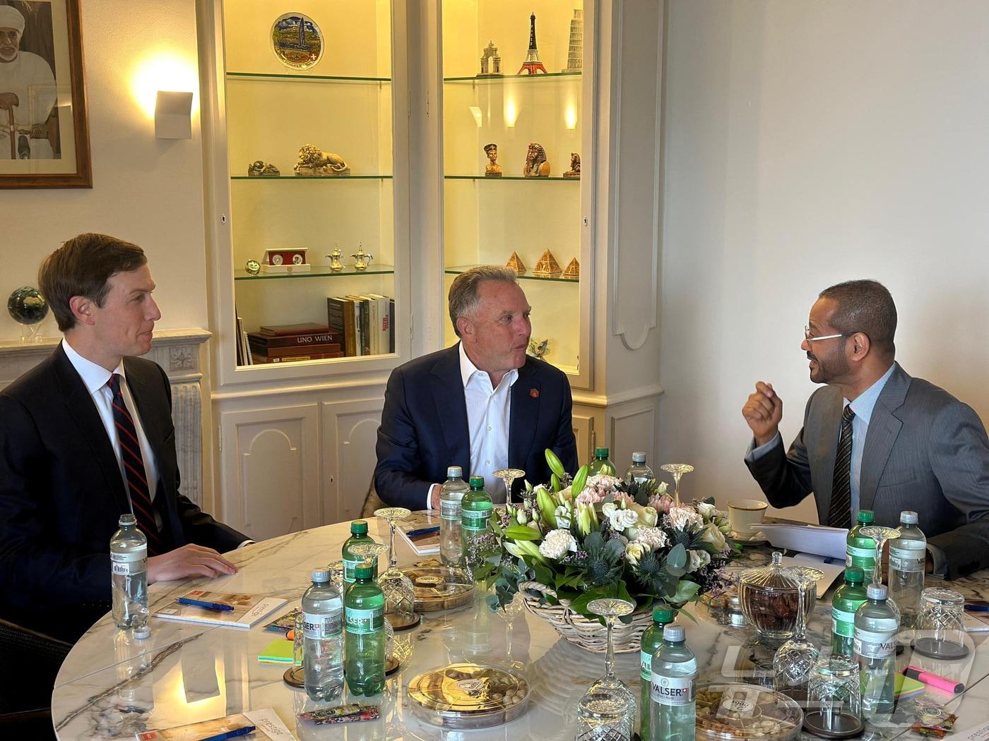 본문 이미지 - 17일(현지시간) 스위스 제네바에서 열린 미국-이란 간 핵 협상을 앞두고 미국의 스티브 위트코프 트사와 도널드 트럼프 미국 대통령의 사위 재러드 쿠규너가 사이드 바드르 빈 하마다 알 부사이디 오만 외무장관과 회담하고 있다. 2026.02.17. ⓒ 로이터=뉴스1