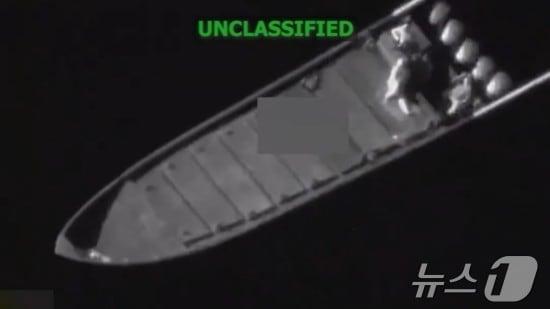 본문 이미지 - 미국 남부사령부가 17일(현지시간) 공개한 공격 당하기 직전의 선박의 모습(미 남부사령부 엑스 계정, 재판매 및 DB금지) ⓒ 뉴스1 류정민 특파원