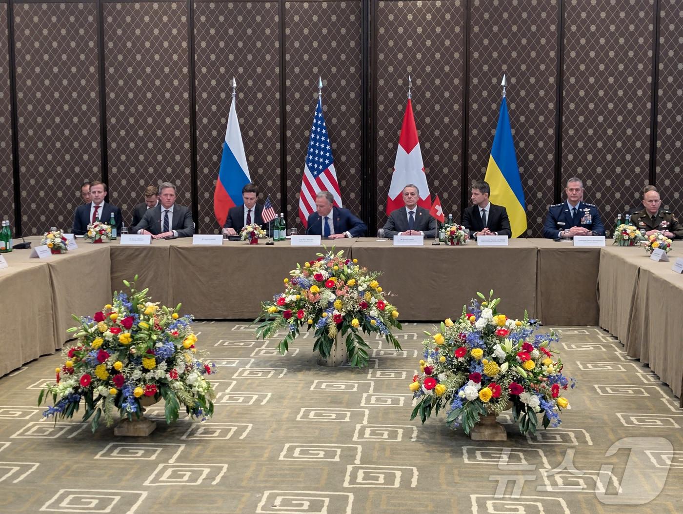 본문 이미지 - 17일(현지시간) 스위스 제네바에서 열린 러시아-우크라이나 전쟁 종식을 위한 미국, 러시아, 우크라이나 간 3자 회담 회의장에 스티브 위트코프 특사와 재러드 쿠슈너가 이끄는 미국 대표단이 착석해 있다.(우크라이나 국가안보국 사진제공, 재판매 및 DB금지) 2026.02.17. ⓒ 로이터=뉴스1