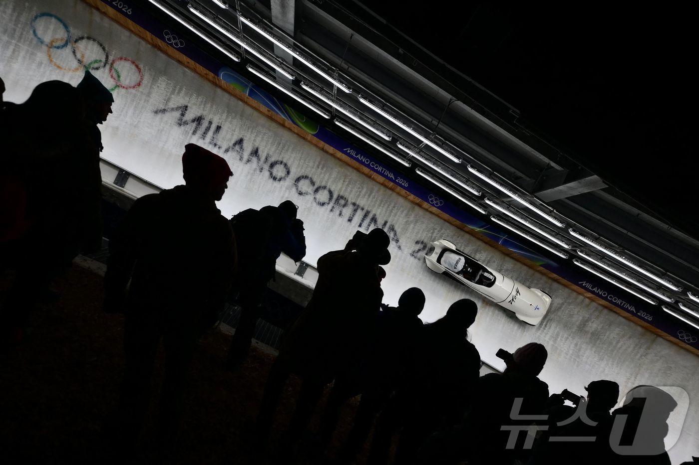 본문 이미지 - 봅슬레이 2인승 김진수팀이 주행을 펼치고 있다. ⓒ AFP=뉴스1