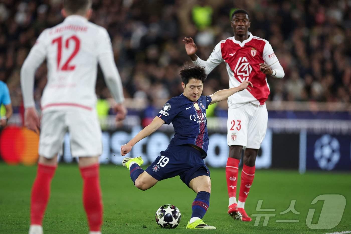 본문 이미지 - PSG 이강인이 18일(한국시간) 열린 AS모나코와 2025-26 UEFA 챔피언스리그 16강 플레이오프 1차전에서 슈팅을 시도하고 있다. ⓒ AFP=뉴스1