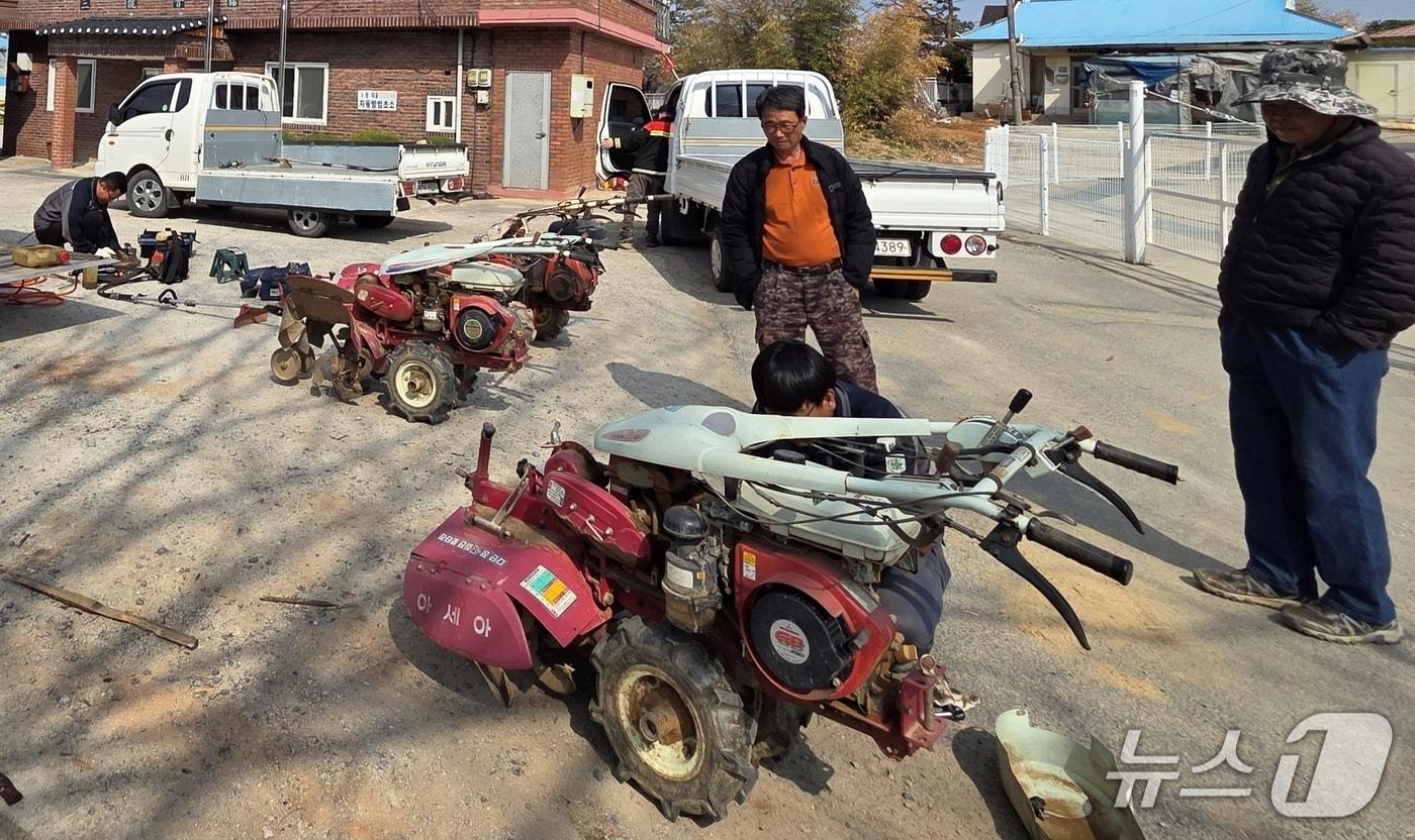 본문 이미지 - 충북 진천군 농기계 순회 수리 모습.(진천군 제공, 재판매 및 DB금지)/뉴스1