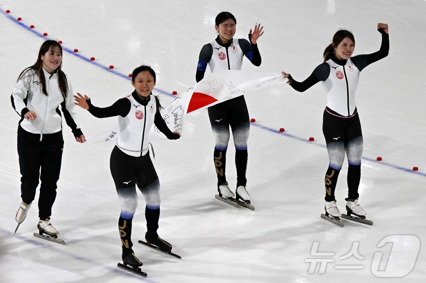 본문 이미지 - 일본은 18일(한국시간) 열린 2026 밀라노·코르티나담페초 동계 올림픽 스피드스케이팅 여자 팀 추월에서 동메달을 획득했다. ⓒ AFP=뉴스1