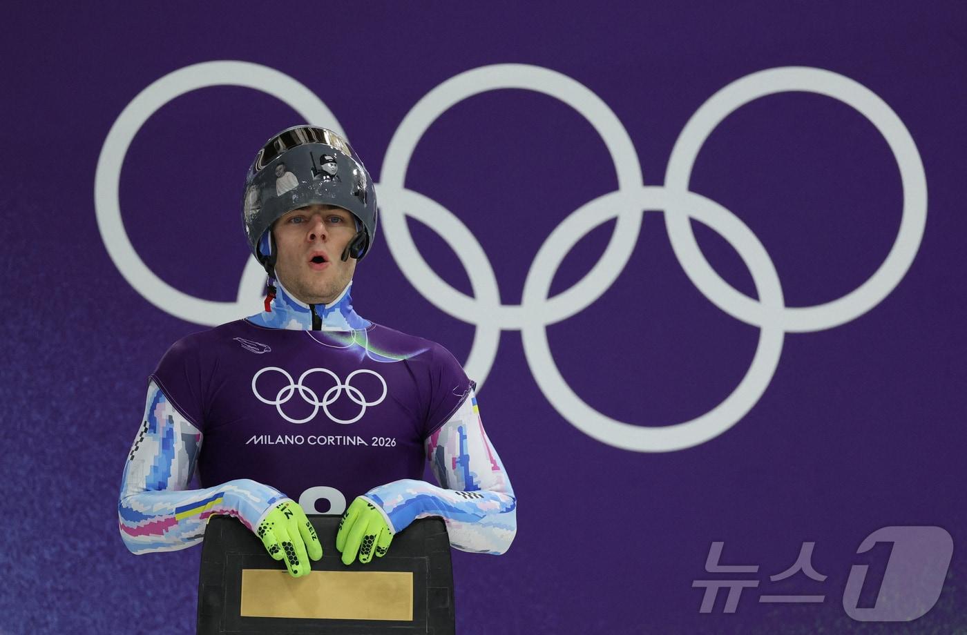 본문 이미지 - 11일(현지시각) 코르티나 슬라이딩 센터에서의 훈련 중 우크라이나의 블라디슬라프 헤라스케비치가 러시아의 우크라이나 공격으로 사망한 선수들을 기리기 위해 헬멧을 쓰고 있는 모습. ⓒ 로이터=뉴스1