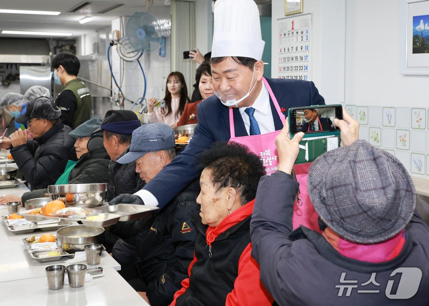 본문 이미지 - 김관영 전북도지사가 배식 봉사를 하고 있다.(전북도제공, 재판매 및 DB금지)2026.2.18/뉴스1 