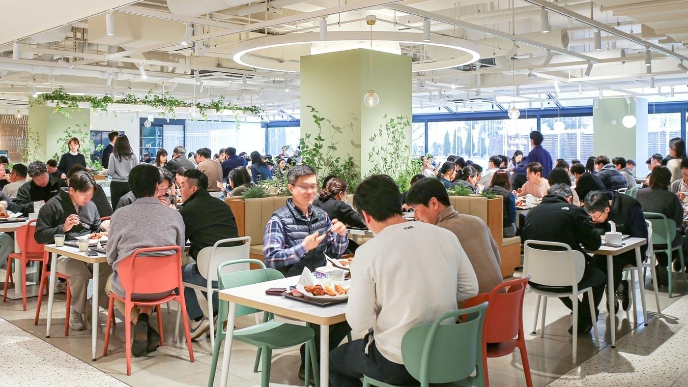 본문 이미지 - 현대그린푸드가 운영 중인 단체급식 사업장에서 고객들이 '깐부치킨' 협업 메뉴로 식사하고 있는 모습.(현대그린푸드 제공)