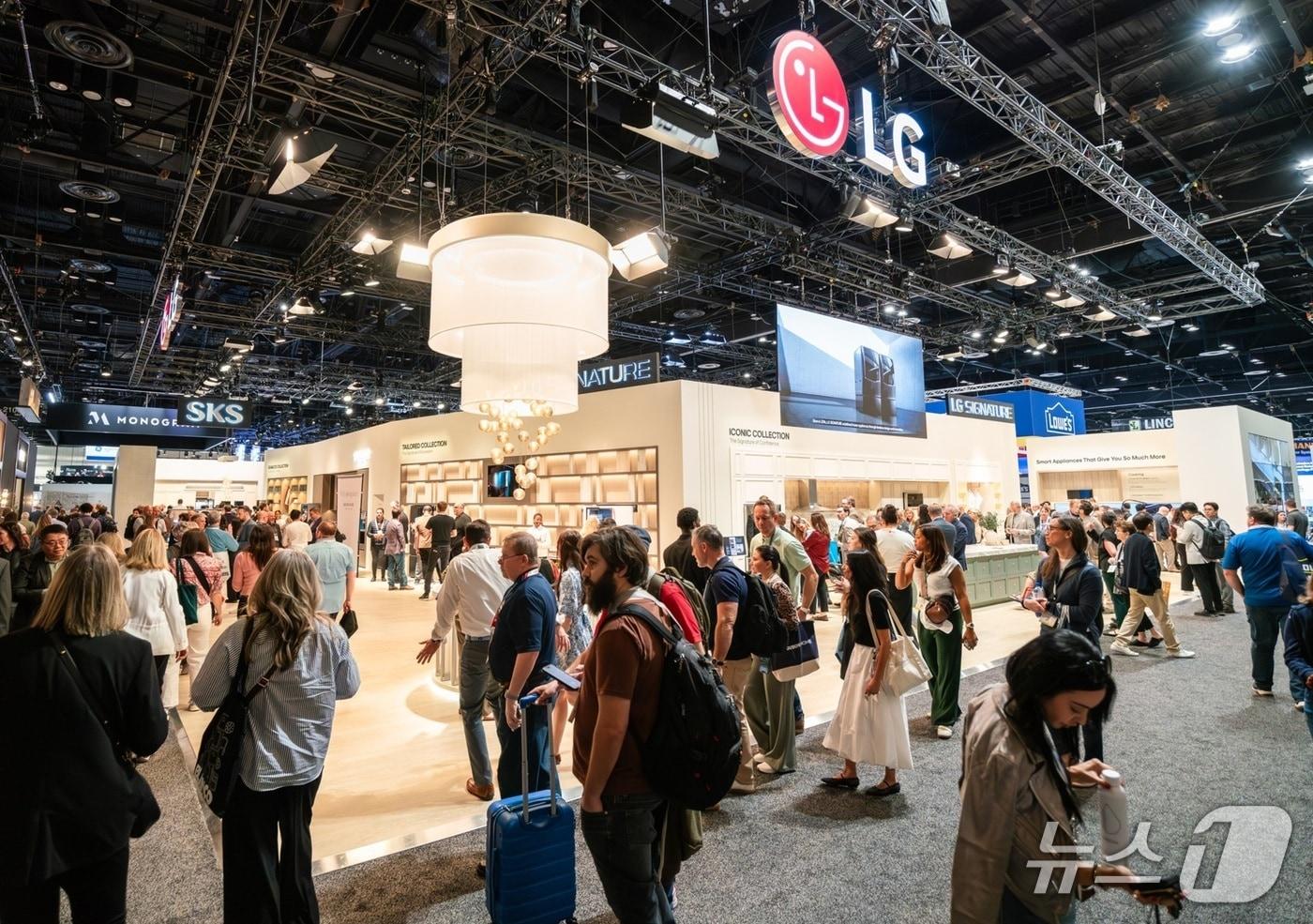 본문 이미지 - 미국 올랜도에서 17일(현지시각) 개막한 북미 최대 주방·욕실 전시회 ‘KBIS 2026’에서 LG전자가 1003㎡(약 303평) 규모의 부스를 설치한 모습(LG전자 제공). 2026.02.18.