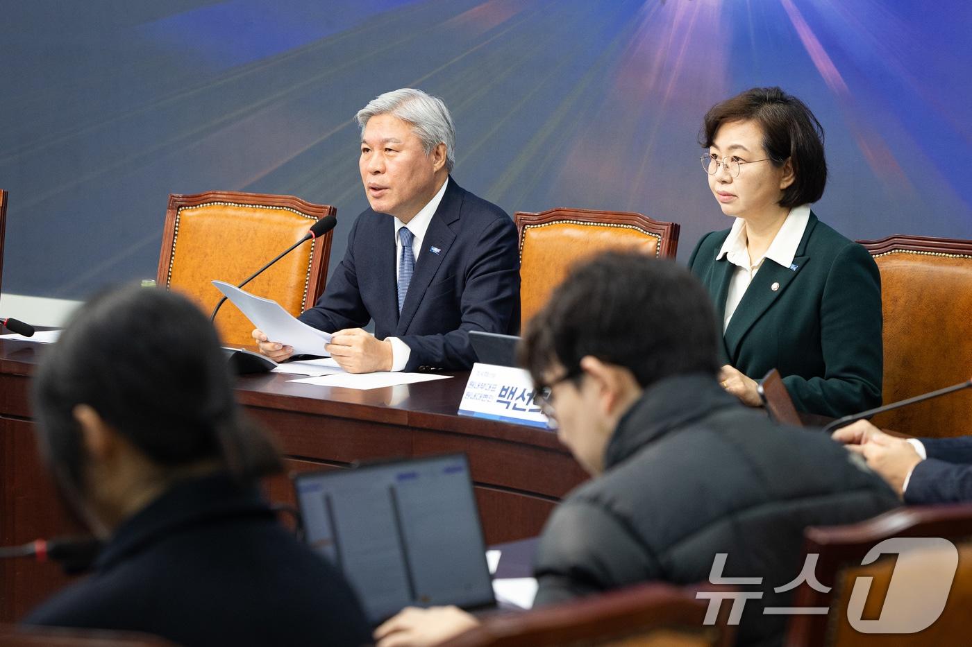 본문 이미지 - 서왕진 조국혁신당 원내대표가 18일 서울 여의도 국회에서 설 민심 및 현안 기자간담회를 하고 있다. 2026.2.18 ⓒ 뉴스1 유승관 기자