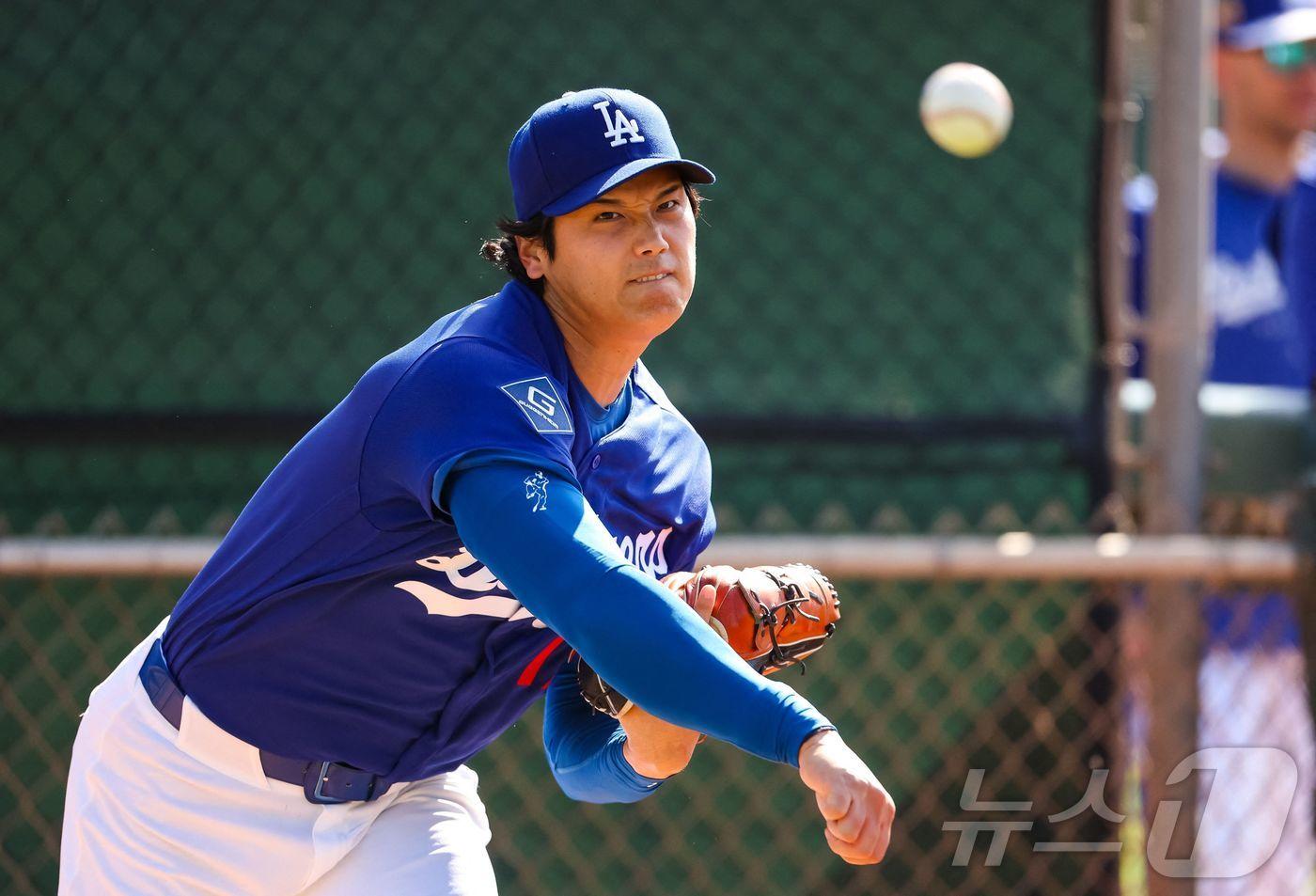 본문 이미지 - LA 다저스 오타니 쇼헤이가 18일(한국시간) 미국 애리조나주 글렌데일에서 열린 스프링캠프에서 라이브피칭을 소화했다. ⓒ AFP=뉴스1