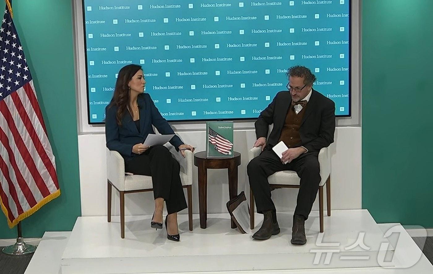 본문 이미지 - 크리스토퍼 야우 미국 국무부 차관보(사진 오른쪽)가 17일(현지시간) 워싱턴DC 허드슨연구소에서 열린 행사에서 중국의 2020년 비밀핵실험 의혹에 대해 말하고 있다.(허드슨연구소 방송 캡처, 재판매 및 DB금지) ⓒ 뉴스1 류정민 특파원