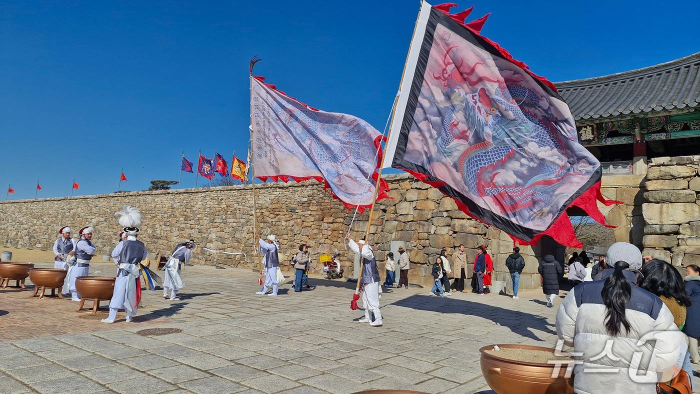 본문 이미지 - 설맞이 민속 행사가 진행된 서산해미읍성 진남문 앞 모습(서산시 제공. 재판매 및 DB금지)2026.2.18/뉴스1