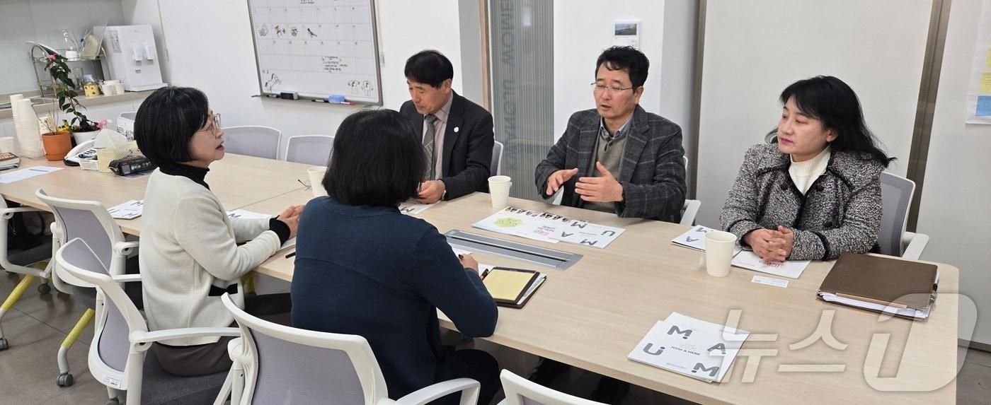 본문 이미지 - 광주시교육청 구영철 인성생활교육과장과 김유신 장학관이 광주여자대학교 마음(MAUM)교육원에서 인성 프로그램인 '마음챙김 프로그램'을 협의하고 있다.(광주교육청 제공. 재배포 및 DB 금지)