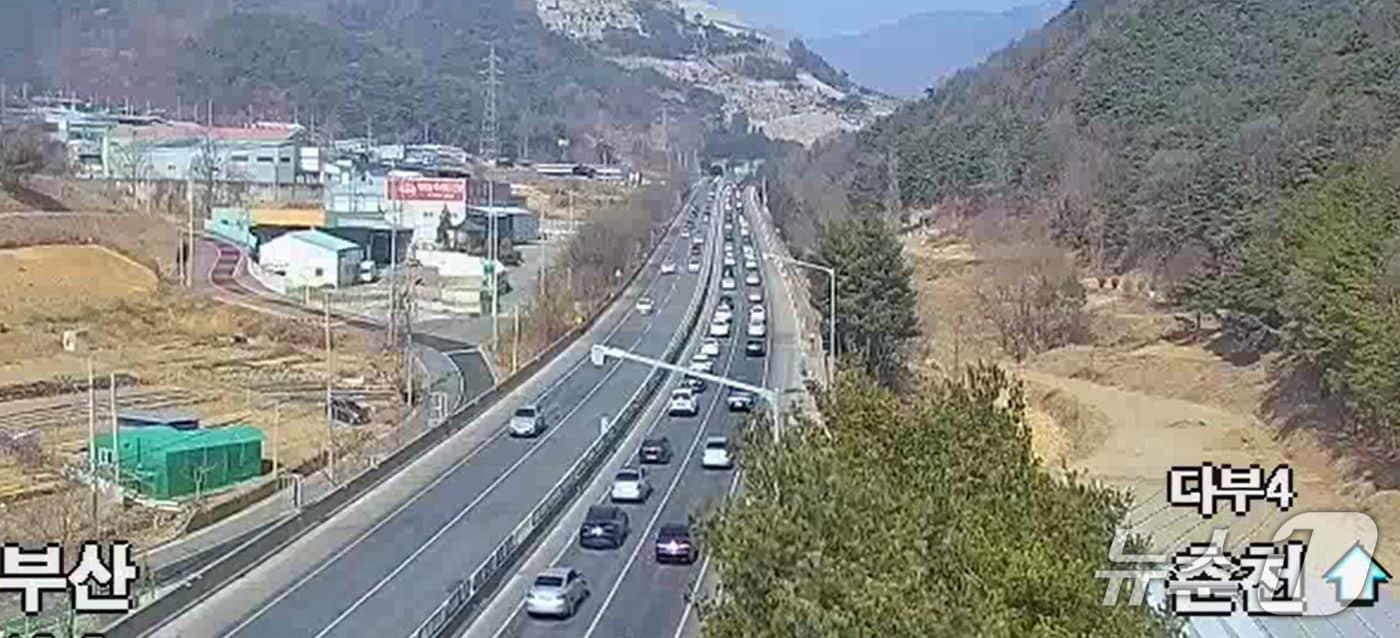본문 이미지 - 대구권 고속도로의 교통 흐름이 대부분 원활한 가운데 중앙고속도로 춘천방향 동명에서 다부터널 사이 5㎞ 구간에서 차량 정체가 빚어지고 있다.사진은 한국도로공사 CCTV 영상 갈무리.(재판매 및 DB금지)