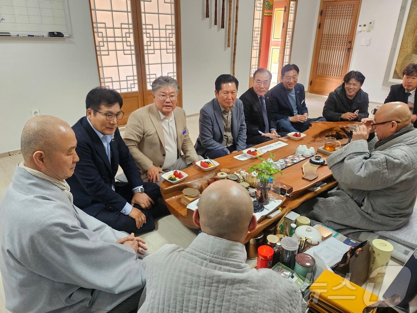 본문 이미지 - 설 연휴 둘째날인 15일 정청래 더불어민주당 대표가 이개호 국회의원과 장성 백양사를 찾아 주지 무공 스님과 수좌 일수 스님 등과 불교계 현안 간담회를 갖고 있다.(이개호 국회의원실 제공. 재배포 및 DB 금지)
