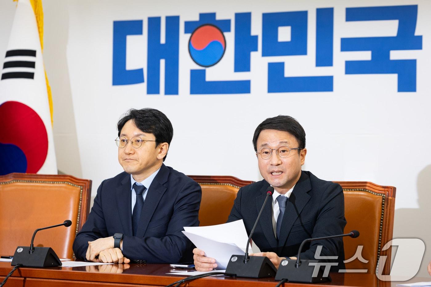 본문 이미지 - 한병도 더불어민주당 원내대표가 18일 서울 여의도 국회에서 현안 기자간담회를 하고 있다. 왼쪽은 천준호 원내운영수석부대표. 2026.2.18 ⓒ 뉴스1 유승관 기자