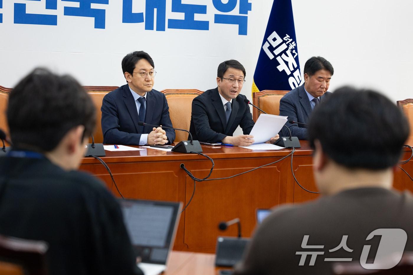 본문 이미지 - 한병도 더불어민주당 원내대표가 18일 서울 여의도 국회에서 현안 기자간담회를 하고 있다. 왼쪽은 천준호 원내운영수석부대표. 2026.2.18 ⓒ 뉴스1 유승관 기자