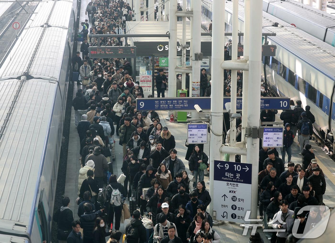 본문 이미지 - 설 연휴 마지막날인 18일 서울역에서 귀경객들이 일상으로 돌아가기 위해 발걸음을 옮기고 있다. 2026.2.18 ⓒ 뉴스1 박지혜 기자