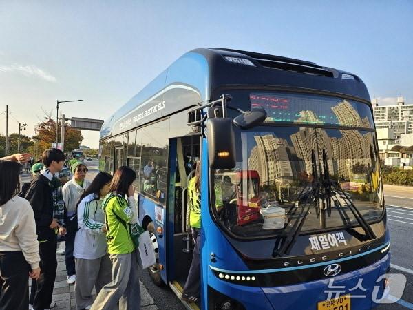 본문 이미지 - 1994 특별노선을 이용하고 있는 축구팬들.(전주시 제공, 재판매 및 DB 금지)/뉴스1